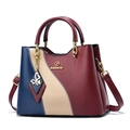 Borsa patchwork chic in blu navy, beige e bordeaux con ciondolo a farfalla elegante - Rosso Vino Color Block
