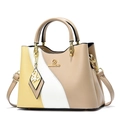 Borsa tricolore in pelle con ciondolo a farfalla dorata e tracolla regolabile - Khaki Color Block