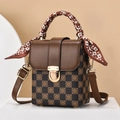 Borsa a tracolla vintage a scacchi con patta marrone e foulard in seta sul manico - Marrone