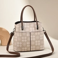 Borsa a secchiello beige con stampa floreale, manici marroni e tracolla regolabile - Tè al Latte Trapuntato