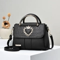 Elegante borsa nera con trama a pietra e chiusura a cuore dorato su base bianca - Nero