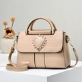 Elegante borsa a mano con trama a pietra, fibbia a cuore e patta con motivo a coccodrillo - Cachi