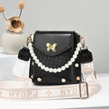 Petit sac carré en cuir tressé noir avec fermoir papillon doré et anse en perles - Noir