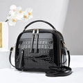 Sac à main en cuir verni noir brillant avec motif crocodile et bandoulière élégante - Noir