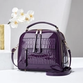 Sac fourre-tout en similicuir croco violet foncé avec finition brillante et détails dorés - Violet