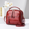 Sac bandoulière élégant en cuir verni rouge à texture crocodile et détails dorés - Bordeaux