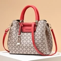 Borsa a mano beige classica con patta in pelle rossa e manico intrecciato da donna - Cachi con Rosso Vino