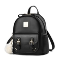 Mochila mini de cuero PU negro a la moda con herrajes dorados y pompón de peluche suave - Tamaño Pequeño (SC8515) / Negro