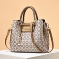 Elegante borsa beige con motivi geometrici e manici marroni su un piedistallo bianco - Cachi con Bronzo