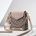 Sac bandoulière beige avec motif géométrique, chaîne dorée et pendentif peluche - Kaki