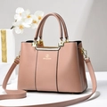 Elegante lotusrosa Handtasche aus strukturiertem Leder mit goldfarbenem Markenlogo - Rosa