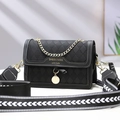 Bolso bandolera acolchado negro con cadena dorada y correa ancha con estampado - Negro