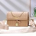 Bolso acolchado marrón claro con cadena dorada y correa de tejido ancha en estilo minimal - Caqui