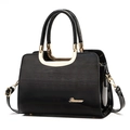 Glänzende schwarze Damenhandtasche mit linearer Struktur und goldenen Metalldetails - Schwarz