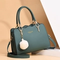 Borsa a mano in ecopelle verde scuro con bordo a onde e ciondolo di perla e peluche - Verde petrolio