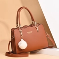 Borsa marrone in pelle con bordo a onde, dettagli dorati e ciondolo con pompon di perle - Giallo Terra