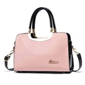 Rosa Handtasche aus Lackleder mit schwarzen Griffen und goldenen Beschlägen - Rosa