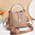 Modieuze oudroze emmertas met geometrische brede riem en gouden details - Khaki