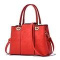 Klassische rote geprägte Handtasche mit Doppelgriffen und goldenen Beschlägen im Design - Rot