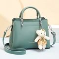 Elegante borsa da donna in ecopelle verde con un grazioso ciondolo a forma di orsetto - Verde