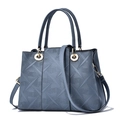 Blaugraue Handtasche mit geometrischer Prägung und goldenen Details in Vorderansicht - Dunkelblau