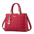 Bolso de mano acolchado rojo para mujer con colgante de perlas y correa ajustable - Burdeos