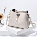 Bolso saco crema con colgante de Mickey Mouse, correa ajustable y detalles metálicos dorados - Blanco