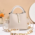 Beige lychee lederen emmer tas met gouden gesp en brede schouderriem met patroon - Wit