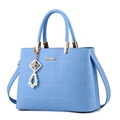 Bolso de piel acolchada azul cielo con herrajes dorados y colgante de perlas - Azul Cielo