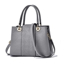 Dunkelgraue geprägte Handtasche aus Leder mit Geometriemuster und goldenen Details - Hellgrau