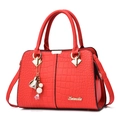 Sac à main élégant rouge à motif crocodile avec garniture dorée et pendentif - Rouge