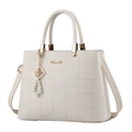 Bolso de mano acolchado beige para mujer con detalles dorados y elegante colgante de perlas - Blanco Roto