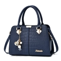 Sac à main bleu marine en cuir croco avec logo doré et pendentif perle élégant - Bleu foncé