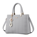 Bolso de mano gris acolchado en cuero sintético con asas y colgante decorativo de perlas - Gris claro