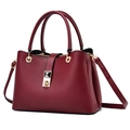 Elegante borsa a mano bordeaux con trama litchi, finiture dorate e tracolla rimovibile - Bordeaux
