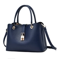 Borsa a mano classica in pelle blu scuro con grana litchi e dettagli metallici dorati - Blu scuro