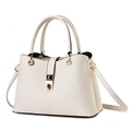 Borsa bianca in pelle grana litchi con chiusura a scatto dorata e tracolla regolabile - Bianco