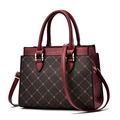 Bolso de mano marrón con monograma, asas rojo vino y correa ajustable para mujer - Café & Granate