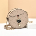 Petit sac rond beige matelassé avec breloque chat et bandoulière chaîne dorée - Kaki