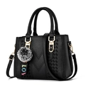 Minimalistische schwarze Handtasche aus Leder mit Plüschball und goldenen Beschlägen - Schwarz