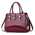 Glanzende bordeauxrode handtas met krokodillenpatroon en gouden hardware details - Bordeauxrood