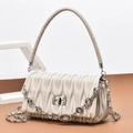 Elegante crèmekleurige geplooide handtas met strass-ketting en geweven handvat - Off-wit