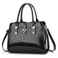 Sac à main chic noir à motif crocodile en cuir verni avec détails dorés et bandoulière - Noir