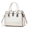 Chique beige laklederen handtas met krokodillenreliëf en goudkleurige hardware en riem - Wit