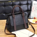 Bolso de mano en cuero de contraste negro y marrón con correa de hombro ajustable - Negro