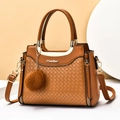 Sac à main marron en cuir PU à texture tressée avec garniture dorée et pompon doux - Jaune Terre