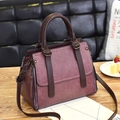 Bolso retro púrpura oscuro con correas marrón café en un elegante entorno de café - Púrpura profundo