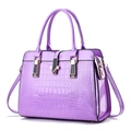 Sac à main violet foncé en cuir verni avec motif crocodile et détails dorés - Violet