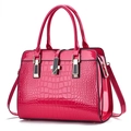 Sac à main chic magenta effet crocodile en cuir verni avec bandoulière et détails dorés - Rose rouge