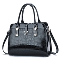 Sac à main chic en cuir verni noir avec motif crocodile et garniture dorée - Bleu clair